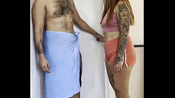 Se Tarda En El Ba_o Y Le Quit_ La Toalla Para Ver Su Pene