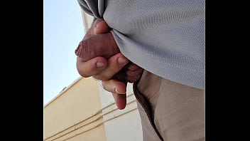 Me Masturbo En El Parking
