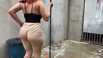 Contratei Essa Empregada E Olha A Roupa Que Ela Veio, Fiquei Louco De Tesão, Que Bunda Grande