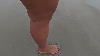 Fetiche Por Pés Solinhas Sujas, Molhadas E Descalço Na Rua