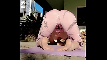 Ruiva Gostosa Faz Alongamentos Exibindo Seus Peitos Gostosos – Completo No Red