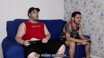 Apostando O Cu No Video Game E O Puto Saiu Daqui Vazando Leite – Parte 3 – Tava Em Casa Cheio De Tesão E Meu Amigo Meu Aqui Jogar, Mas Meu Pau Não Abaixava