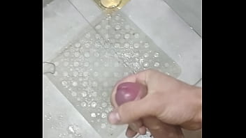 Batendo Punheta No Banho E Gozando