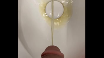 Mijando Gostoso Sem A Mão No Mictório