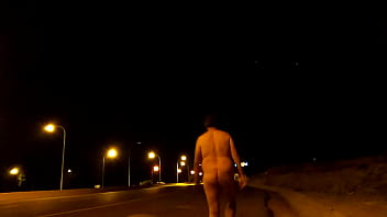 Expuesto Y Desnudo A Lo Largo De La Autopista