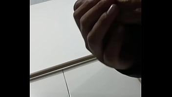 Punhetando No Banheiro Do Trabalho