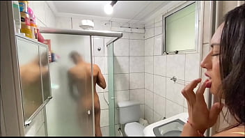 Espiei Meu Meio-irmão No Banho E Fui Ajudar Ele