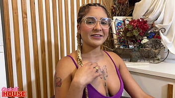 Ela Cansou Do Namorado De Pau Pequeno E Esgarçou A Buceta Na Cuckold House