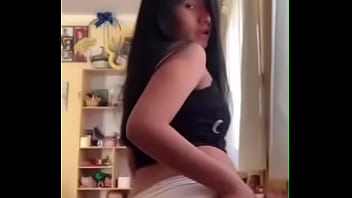 Morena En La Cama Moviendo El Culo