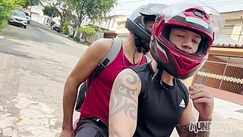 Subi Na Moto E Na Pica Do Meu Amigo!