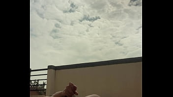 男少年裸體，在陽台打手槍，射很多精液，還叫的很大聲，很爽