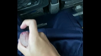 男少年裸體，在車上露雞雞，很爽