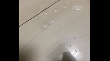 男少年裸體，吃精液，很爽