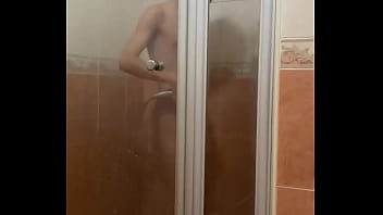 男少年裸體，來看我洗澡，很爽