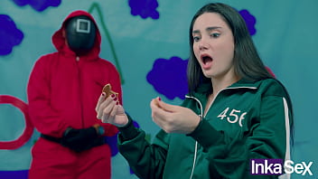 Squid Game – Victoria Carmargo Brasilera Rompe La Galleta En El Juego Del Calamar Y Es Follada Por Su Carnoso Y Rosado Coño.