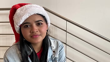 Pequeña Latina Pensó Que Iba A Una Sesión De Fotos Navideña Y Terminó Haciendo Una Película Porno De Navidad