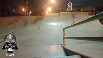 Golden Shower Tripo Na Pista De Skate, De Presente De Natal Do Papai Noel De Chifrinhos