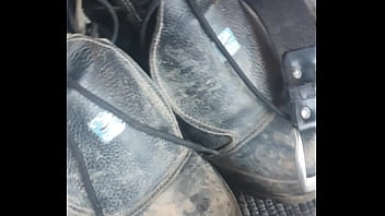 Butina Fedorenta De Chulé Do Meu Tio…móh Fedozão De Chulé De Macho..cheirão Foda Que Tava..dava Pra Sentir De Longe